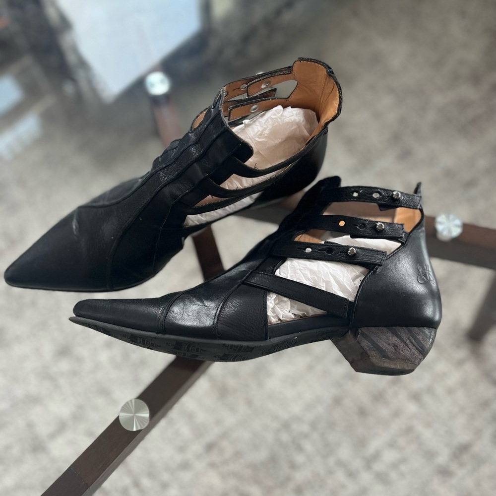 John Fluevog Truth Bekkie Black 
Strappy Leather Gorh Designer Ankle Boots Sz 8 - Picture 9 of 17